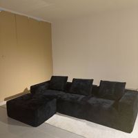 Kompaktes Kleines Stoffsofa für das Wohnzimmer. Minimalistisches Würfelförmiges Dreisitzer-Sofa-Set mit Hoher Dichte
