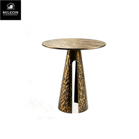 Table d'appoint ronde texturée martelée en bronze antique, table décorative d'art pour salon, villa, hôtel, projet