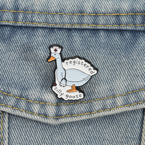Broche en émail « Infirmière Silly Goose » en forme de dessin animé, broche médicale en forme d'oie, badge de revers, bijou d'infirmière mignon, cadeau en gros - Product Image 1