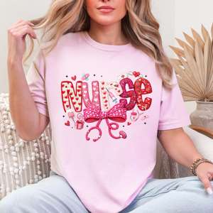 Термотрансферный DTF-принт «Валентинская медсестра»: готовый к нанесению на одежду и кружки, с эффектом фальш-пряжи, вязаный стетоскоп, бантик, цветочный узор. - Product Image 4