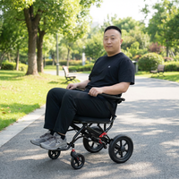 Fauteuil roulant pliable léger pour personnes handicapées avec cadre haute résistance et siège en maille respirante