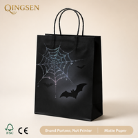 Sacs shopping personnalisés OEM en papier noir mat avec impression holographique toile d'araignée et chauves-souris, poignées torsadées pour les fêtes d'Halloween et les magasins