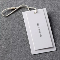 Étiquettes et tags en papier imprimés personnalisés, finition laminée, sur mesure pour vêtements et accessoires