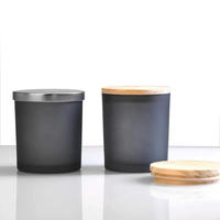Bougeoir cylindrique de Noël de 10oz avec logo personnalisé Pot à bougie en verre givré gris avec couvercle en bambou coloré