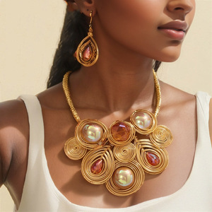 Nouvelle Collection : Parure de Bijoux pour Femme, Collier Choker Exagéré et Boucles d'Oreilles, Plaqué Or Africain, avec Grandes Perles et Strass en Cristal - Product Image 2