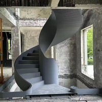 L'escalier en arc en acier emblématique pour un design minimaliste intérieur dans les espaces résidentiels modernes