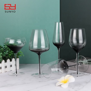 Lot de coupes à <span class=keywords><strong>vin</strong></span> et champagne en <span class=keywords><strong>verre</strong></span> cristal, style classique, avec pied <span class=keywords><strong>noir</strong></span> et finition gris <span class=keywords><strong>fumé</strong></span>, pour la vente en gros - Product Image 2