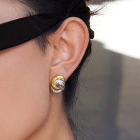 Paire de boucles d'oreilles lisses YECHEN Classic en acier inoxydable plaqué or 18 carats, couleur or et argent, motif en forme de 8 torsadé