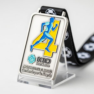 Medalla Rectangular KIO DataCenters 4K Run Finisher con Número 4 en Relieve y Cinta de Fútbol para Eventos de Carreras Benéficas - Product Image 1