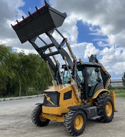 Chargeuse-pelleteuse avec chargeur frontal, excavatrice, chargeuse compacte