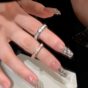 Anillo de titanio de diseño exclusivo con tres diamantes y efecto de gota de aceite, estilo ligero y lujoso para mujer, sin decoloración - Product Image 2