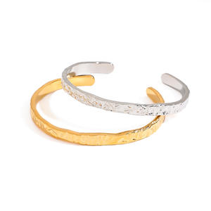 Elegante joyería pequeña 18K oro plata martillado brazalete abierto de moda y elegantes brazaletes de acero inoxidable - Product Image 1