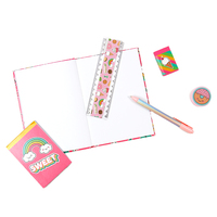 Ensemble de papeterie pour enfants sur le thème de Sweet Love: cahier, bloc-notes, règle, gomme, taille-crayon, stylo à bille dans un délicieux sac en PVC