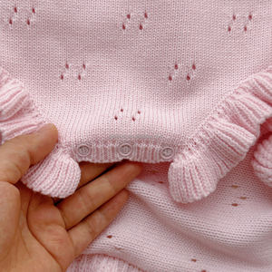 Romper de punto Pointelle con estampado de flores Peach Bloom y volantes en las piernas, suéter de algodón personalizado para baby shower, pelele. - Product Image 5