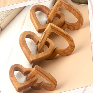 Decorazione Artigianale Personalizzata a Forma di Cuore <span class=keywords><strong>in</strong></span> <span class=keywords><strong>Legno</strong></span> d'Ulivo con Nomi e Data Incisi, Regalo per San Valentino e Anniversario di Coppia - Product Image 4