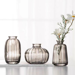 <span class=keywords><strong>Vaso</strong></span> <span class=keywords><strong>di</strong></span> vetro trasparente personalizzato arte striscia verticale <span class=keywords><strong>vaso</strong></span> <span class=keywords><strong>di</strong></span> vetro rosa a collo stretto spesso <span class=keywords><strong>vaso</strong></span> <span class=keywords><strong>di</strong></span> vetro corto <span class=keywords><strong>di</strong></span> <span class=keywords><strong>zucca</strong></span> per <span class=keywords><strong>fiori</strong></span> - Product Image 1