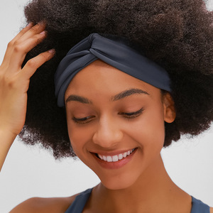 Diadema Deportiva Tiyo de Poliéster Elástico de Alta Calidad en Color Sólido con Diseño Cruzado para Mujer, Ideal para Yoga y Deportes - Product Image 4