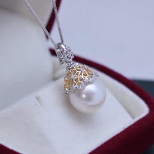 Collier minimaliste en argent S925 avec pendentif et breloques en perle ronde blanche de 10-11 mm de Zhuji Danshui, avec une forte luminosité et de légères imperfections - Product Image 1