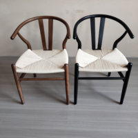 Chaise en bois noire personnalisée pour événements, mariages, avec accoudoirs en bois