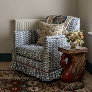 Fauteuil de salon en tissu traditionnel avec motif floral et jupe à volants, design avec housse amovible pour la décoration intérieure - Product Image 1