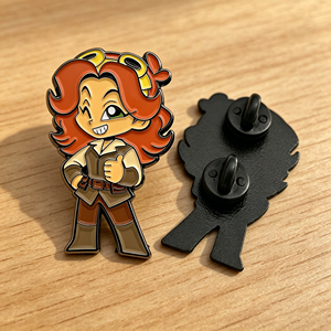 Pin de esmalte duro personalizado con diseño de chica con gafas steampunk, estilo dibujo animado, para recuerdo de arte indie y accesorio para mochila - Product Image 4