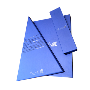Boîte à <span class=keywords><strong>chocolat</strong></span> de luxe faite à la main sur mesure, avec compartiments rigides, forme triangulaire et carrée, fermeture magnétique, gaufrage à la feuille d'or, revêtement UV - Product Image 1