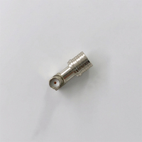 Adaptateur coaxial RF 50 Ohm DC-6GHz QMA mâle vers SMA femelle à angle droit, connecteur plug-jack JK, fabriqué par des fabricants de connecteurs coaxiaux RF