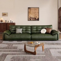 Canapé en cuir ciré vert olive style Mid-Century, capitonné, avec accoudoirs roulés et assise profonde, idéal pour petit salon ou appartement