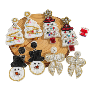 Nouveauté 2025, best-seller, boucles d'oreilles pendantes pour femme, style bohème de Noël, faites à la main avec perles de rocaille, motif dessin animé mignon Bonhomme de neige avec chapeau noir, cadeau de fête - Product Image 1