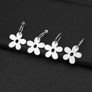 Pendientes de Plata con Diseño Personalizado de Flor Pequeña, Pendientes Colgantes de Acero Inoxidable para Mujer, Joyería de Moda al por Mayor - Product Image 5
