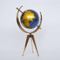Ornement de globe terrestre en métal artisanal, style moderne minimaliste de luxe, avec cadre en fer, décoration artistique géométrique pour la maison, le bureau, le salon, ou comme objet de table.