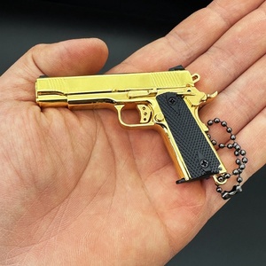 Portachiavi a Forma di Pistola in Scala 1:3, Accessorio Militare Premium, Regalo Resistente ed Elegante per Ragazzi - Product Image 5