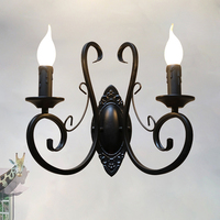 Lampu Dinding LED Dua Lilin Vintage Hitam dengan Ukiran Besi Gaya Eropa Retro Rustic untuk Dekorasi Ruang Tamu Rumah.