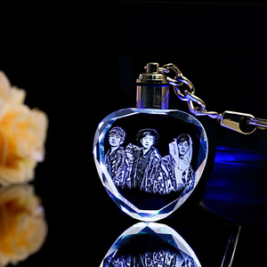Gravure laser 3D personnalisée en gros Couple <span class=keywords><strong>Photo</strong></span> claire Blue Red Rose Design Led Crystal Heart Keychain - Product Image 4