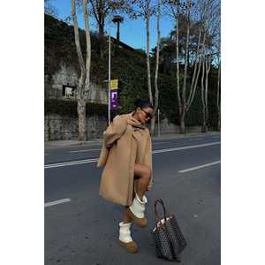 Manteau trench vintage marron pour femme avec détail boutonné sur le devant, en cuir PU imperméable, ceinture intégrée, rembourrage en coton pour l'automne et l'hiver - Product Image 1