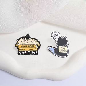 Broches de metal al por mayor con diseño de gatito durmiente, bonitos broches de esmalte creativos y únicos con letrero de 'No molestar', color negro. - Product Image 4