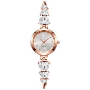 Élégante montre-bracelet en forme de cœur avec pierres précieuses noires pour femme, montre à quartz en or rose avec cadran en cristal - Product Image 2
