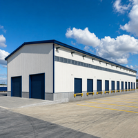 Atelier logistique préfabriqué en acier 90m avec structure portique, 8 portes enroulables, rail de grue et pare-chocs de quai – Bâtiment industriel