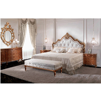 Lit king size en bois avec tête de lit capitonnée en velours blanc baroque et cadre sculpté or orné pour maison de luxe