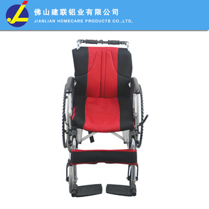 Fauteuil roulant manuel léger et pliable avec frein en U pour l'assistance à la mobilité des personnes âgées - Product Image 2