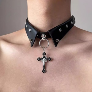 Collar gótico de cuero con cruz y tachuelas negras, accesorio de moda unisex para fiestas. - Product Image 1