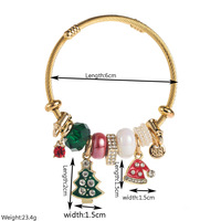 Gelang pesona baja tahan karat bertema Natal keluarga Pan yang modis, dengan liontin berlian yang menampilkan pohon Natal dan topi Santa
