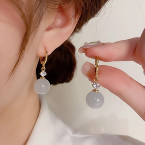 Orecchini diamantati Cat Eye semplici di lusso alla moda con una sofisticata sensazione di luce - Product Image 1