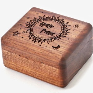 Musica personalizzata e Design lettera in legno di noce intagliato scatola musicale in legno popolare regalo a manovella in legno carillon - Product Image 3
