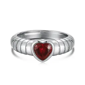 Dylam优雅设计铑18k镀金女性日用饰品红色5A立方氧化锆钻石心形戒指