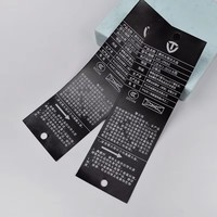 Étiquettes d'entretien en tissu satiné polyester personnalisées avec logo en relief 3D, impression sérigraphique haute ténacité pour vêtements et chaussures