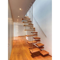 Escalier intérieur moderne en bois massif sur mesure avec rampe pour villa