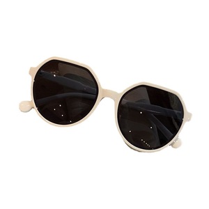 Gafas de sol con montura ovalada blanca, lentes marrones, media montura de plástico, estilo fresco y dulce para rostros pequeños, protección solar - Product Image 5