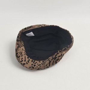 หมวกเบเร่ต์ลายเสือดาวแฟชั่นเรโทรใหม่ล่าสุดปี 2024 สำหรับผู้หญิง สาวๆ ฤดูใบไม้ร่วง ฤดูหนาว หมวกกำมะหยี่ทรงแบนแบบไม่ซ้ำใคร - Product Image 4