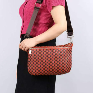 <span class=keywords><strong>Pochette</strong></span> tissée à motif <span class=keywords><strong>damier</strong></span> pour femme avec fermeture éclair à pompon, dragonne, sacoche pour téléphone portable, <span class=keywords><strong>mini</strong></span> porte-monnaie pour le quotidien et les voyages - Product Image 2